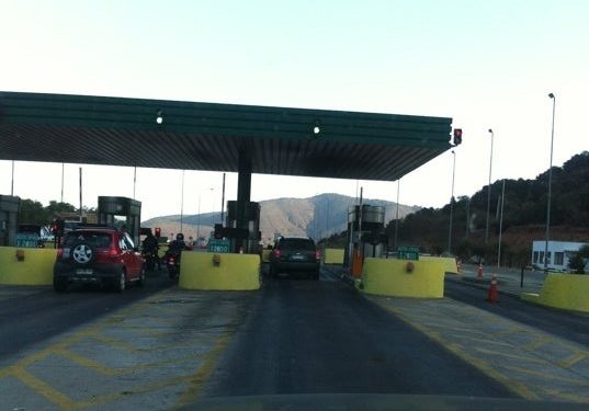 Sujetos se disfrazan de carabineros y asaltan peaje de Túnel El Melón