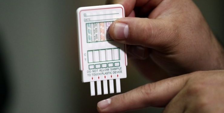 Propuesta para aplicar test de drogas a parlamentarios desde 2022 es presentada por diputados UDI