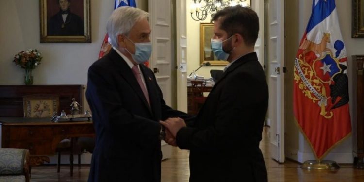 Gabriel Boric llega a La Moneda para reunirse con Sebastián Piñera y adelanta que en un mes anunciaría a su gabinete