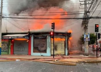Incendio consume varios locales comerciales en Viña del Mar