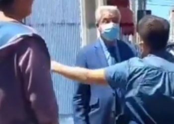 Diputado Naranjo se estaciona en entrada de vehículos en el cerro Concepción y es encarado por vecinos en Valparaíso