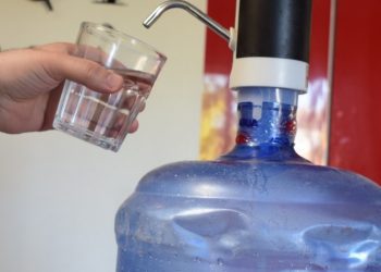 Nutricionista recomienda evitar las aguas alcalinas y optar por el agua purificada