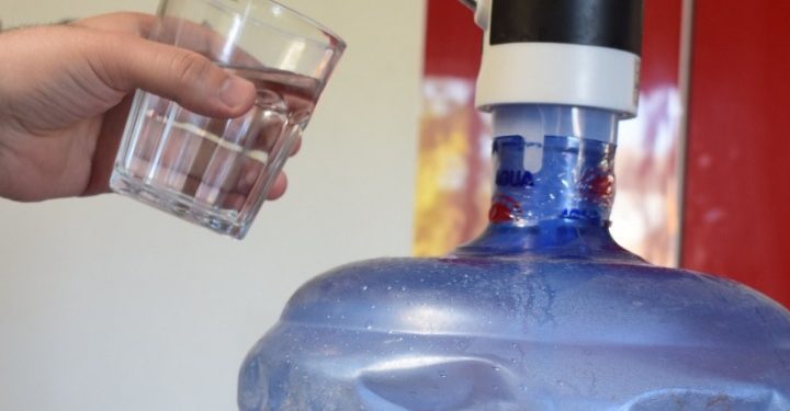 Nutricionista recomienda evitar las aguas alcalinas y optar por el agua purificada