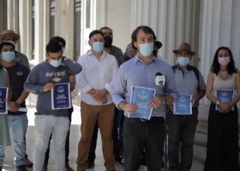 Nueva Constitución: alcaldes de Valparaíso y San Antonio entregan iniciativa en busca de regular los puertos