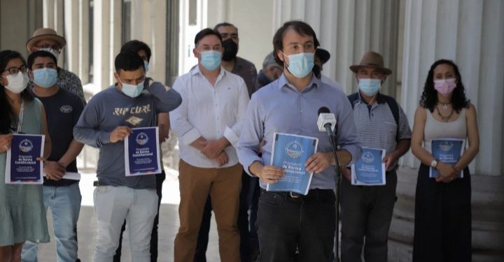 Nueva Constitución: alcaldes de Valparaíso y San Antonio entregan iniciativa en busca de regular los puertos