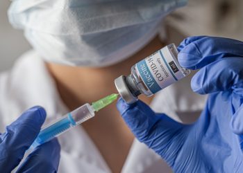 Andrew Pollard, creador de la vacuna de Astrazeneca:   «No es asequible, sostenible ni necesario   vacunar a todo el planeta cada 6 meses»