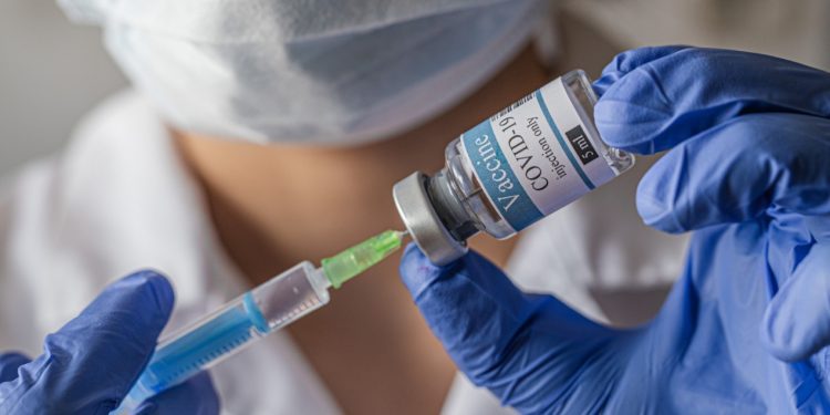 Andrew Pollard, creador de la vacuna de Astrazeneca: «No es asequible, sostenible ni necesario vacunar a todo el planeta cada 6 meses»