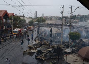 Municipalidad de Viña del Mar apoya en terreno a locatarios afectados por incendio en calle San Antonio