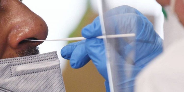 Sociedad Chilena de Epidemiología emplaza al Ministerio de Salud a tomar el control de la pandemia y no lo transfiera a la comunidad