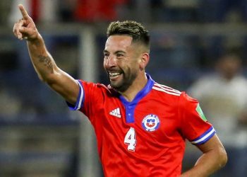 Mauricio Isla viajó junto al plantel de  La Roja y podría ir a la banca en el  partido con la Selección de Argentina