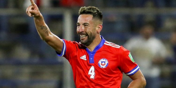 Mauricio Isla viajó junto al plantel de  La Roja y podría ir a la banca en el  partido con la Selección de Argentina