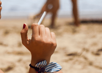 Proyecto que prohíbe fumar cigarros en playas, ríos y lagos es aprobado en la Cámara