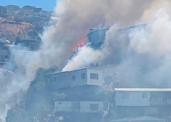 Declaran Alerta Roja en Valparaíso por incendio en Cerro Jiménez