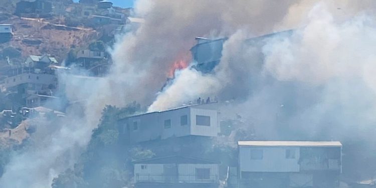 Declaran Alerta Roja en Valparaíso por incendio en Cerro Jiménez