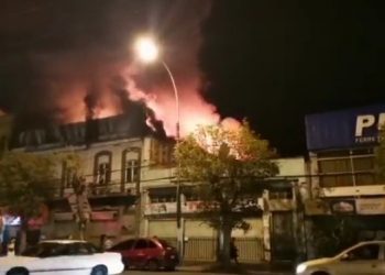 Voraz incendio afecta a inmueble en pleno centro de Valparaíso: hay peligro de propagación a una ferretería