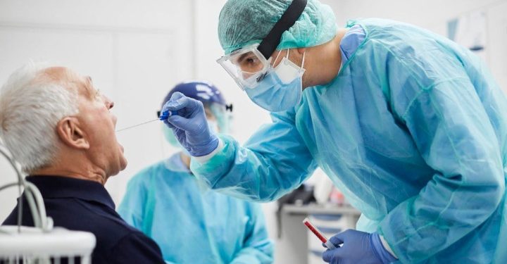 Nueva baja de contagios diarios por COVID-19 en la región: Minsal establece nuevos puntos de vacunación