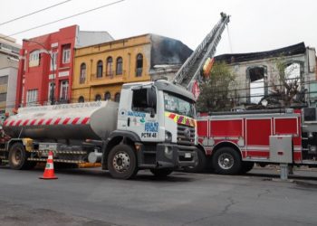 Confirman que fachada de edificio incendiado en Valparaíso será demolida