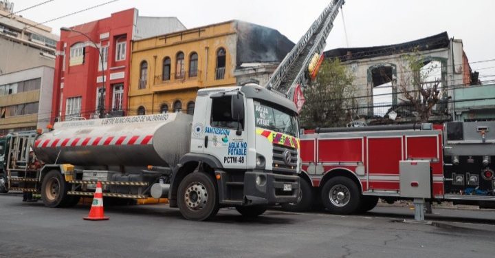 Confirman que fachada de edificio incendiado en Valparaíso será demolida