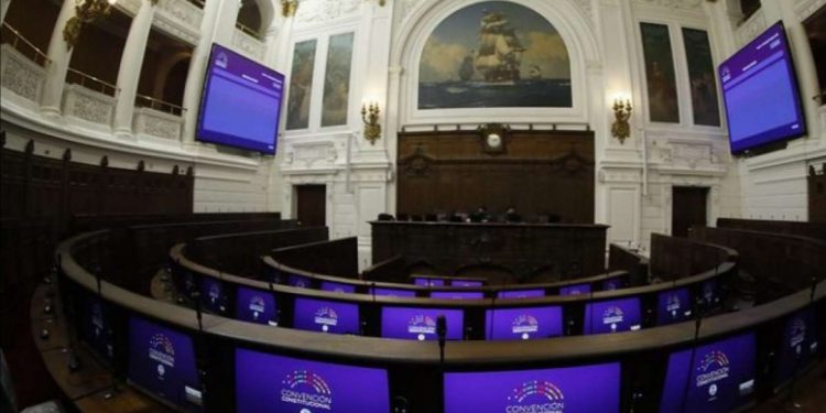 Otro “petardo” hace saltar a los constituyentes de Chile Vamos: aprueban avance de norma que reconoce a nuestro país como un Estado Regional