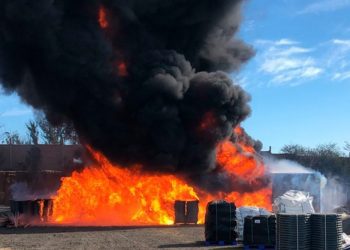 Gran emanación de humo negro por incendio en Parque Industrial de Curauma en Placilla