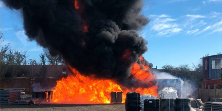 Gran emanación de humo negro por incendio en Parque Industrial de Curauma en Placilla