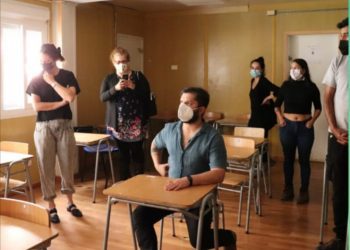 Presidente electo Gabriel Boric visitó colegio de Juan Fernández que funciona en containers