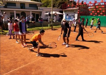 Viña del Mar: niñas y niños de escuelas deportivas municipales participan de clínicas de tenis gratuitas