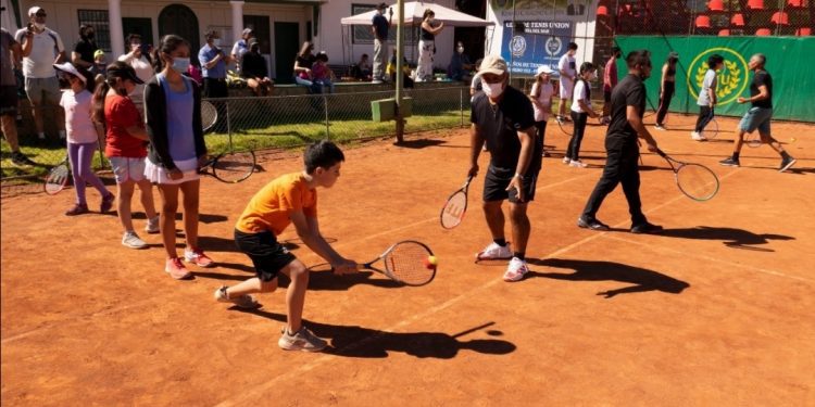 Viña del Mar: niñas y niños de escuelas deportivas municipales participan de clínicas de tenis gratuitas