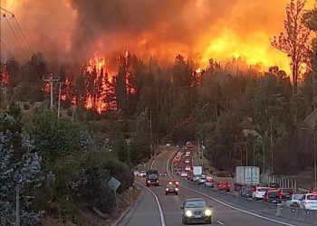 Valparaíso en Alerta Roja por incendio forestal en camino La Pólvora con Ruta 68