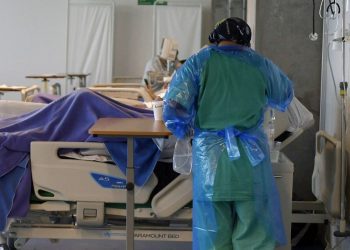 Epidemiólogo Aníbal Vivaceta y el futuro de la COVID-19: “Los virus tienden a producir variantes que no destruyen al huésped porque les costaría más propagarse”