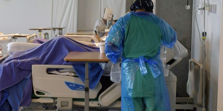 Epidemiólogo Aníbal Vivaceta y el futuro de la COVID-19: “Los virus tienden a producir variantes que no destruyen al huésped porque les costaría más propagarse”