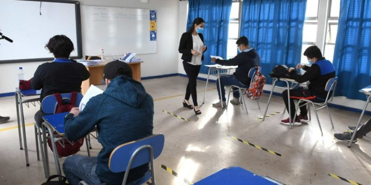 A un mes del inicio del año escolar presidente del Colegio de Profesores sostiene que no están las condiciones para volver a clases presenciales
