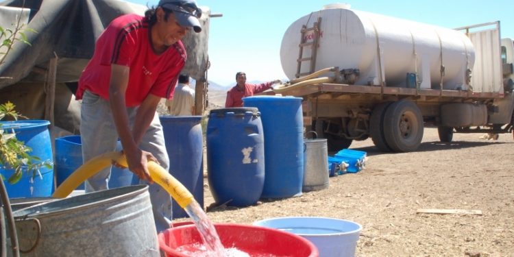 Alcalde de Petorca pide investigar venta de agua potable en la comuna: proveedores de camiones aljibe son agricultores de la misma zona