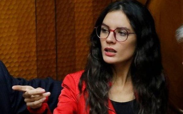 Camila Vallejo critica extensión del IFE y enfatiza: «No pueden seguir gobernando posterior al 11 de marzo»