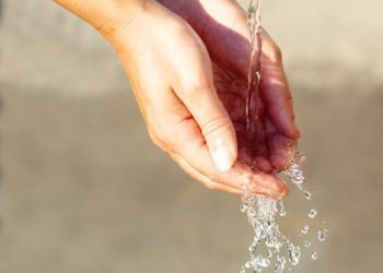 Sanitaria Esval presenta querella por alarma pública generada por tesis de contaminación del agua potable