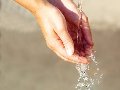 Sanitaria Esval presenta querella por alarma pública generada por tesis de contaminación del agua potable