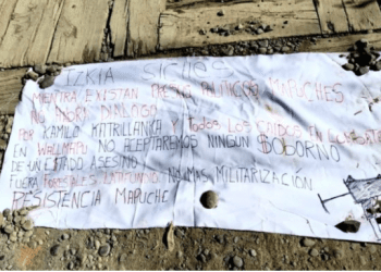 Encuentran lienzo con mensaje dirigido a ministra Siches en el camino a Temucuicui: «Mientran existan presos políticos mapuche no habrá diálogo»