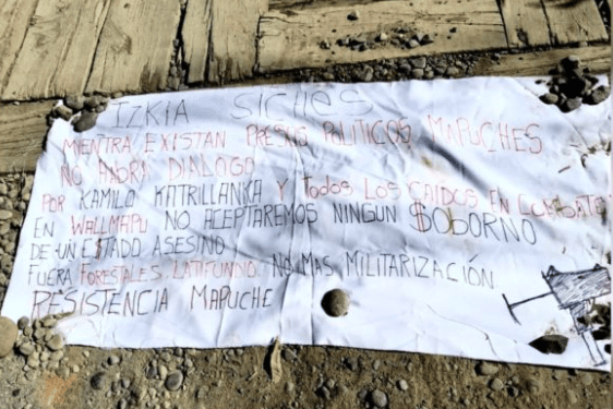 Encuentran lienzo con mensaje dirigido a ministra Siches en el camino a Temucuicui: «Mientran existan presos políticos mapuche no habrá diálogo»