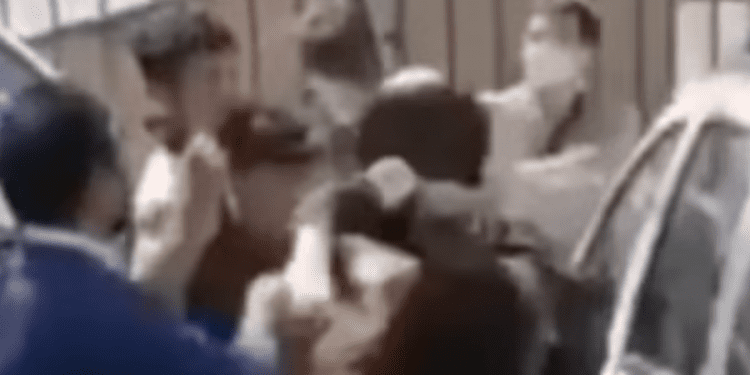 Nueva pelea entre estudiantes: en Viña del Mar alumno fue golpeado en el estacionamiento del colegio Casteliano
