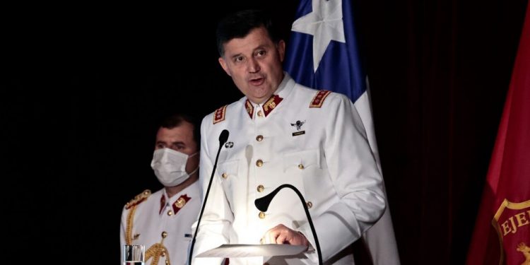 Comandante en jefe del Ejército renuncia tras ser llamado a declarar por ministra Rutherford en caso Fraude al Fisco