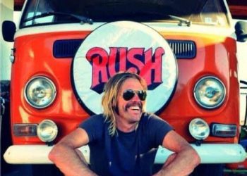 El rock está de duelo: el baterista de Foo Fighters es encontrado muerto en un hotel de Bogotá