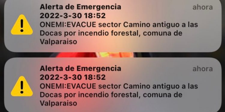Alerta de emergencia se declara por celulares: se llama a los residentes del sector Las Docas de Valparaíso a abandonar la zona por incendio forestal