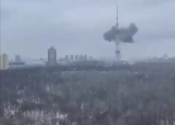 Tras avisar a ciudadanos que abandonaran la ciudad, Rusia bombardea torre de comunicaciones en Kiev