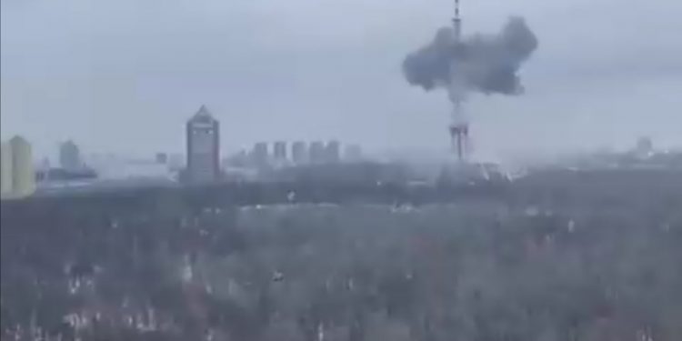 Tras avisar a ciudadanos que abandonaran la ciudad, Rusia bombardea torre de comunicaciones en Kiev
