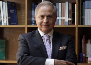 El Ejército en el ojo del huracán: Juan Carlos Manríquez, reconocido abogado de la región, asume defensa de renunciado ex comandante en jefe, Ricardo Martínez