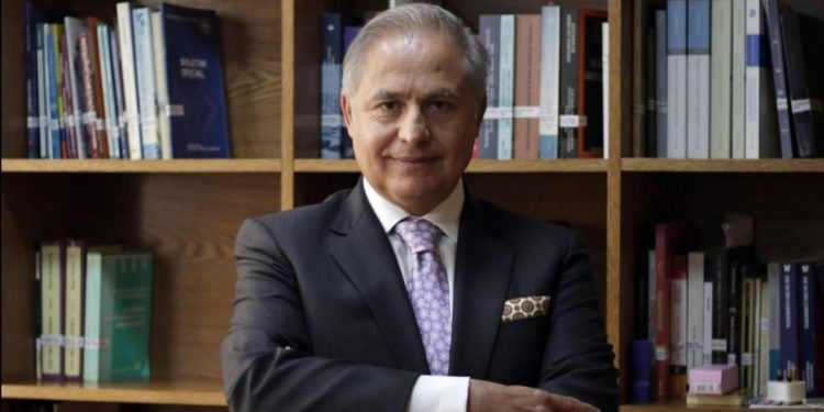 El Ejército en el ojo del huracán: Juan Carlos Manríquez, reconocido abogado de la región, asume defensa de renunciado ex comandante en jefe, Ricardo Martínez