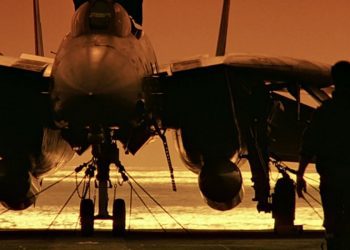 Portaaviones en donde se filmó la taquillera película TOP GUN se pasea por la rada de Valparaíso