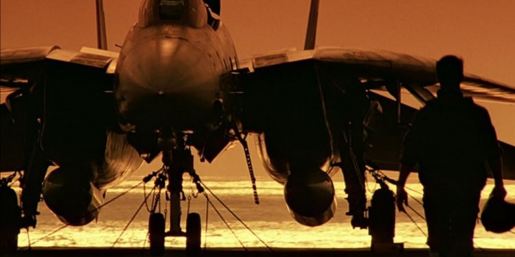 Portaaviones en donde se filmó la taquillera película TOP GUN se pasea por la rada de Valparaíso