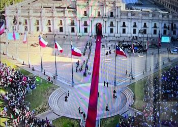 En pocos minutos más el Presidente Gabriel Boric llega a La Moneda con cientos de personas que esperan saludarlo 