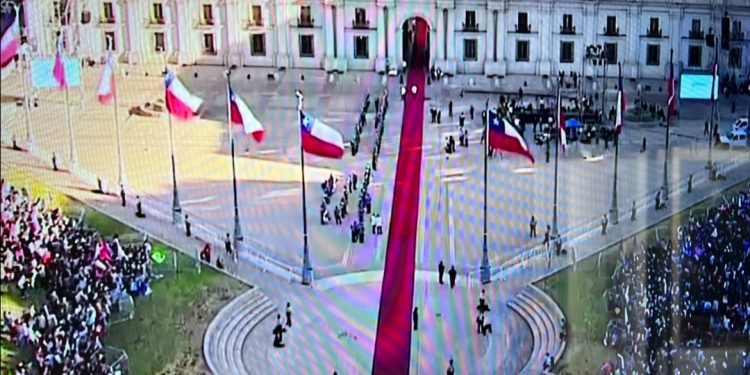 En pocos minutos más el Presidente Gabriel Boric llega a La Moneda con cientos de personas que esperan saludarlo ﻿